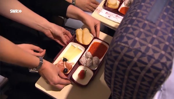 Bewirtung frisch aus der Hotelküche auf original Airline-Geschirr
